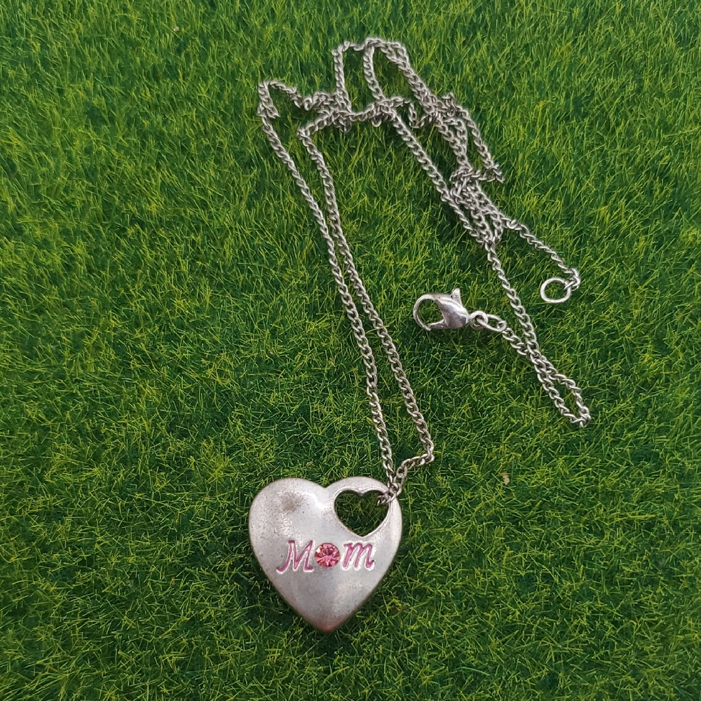 Heart Pendant Necklace with 'Mom' Inscription 20 Inch N3906